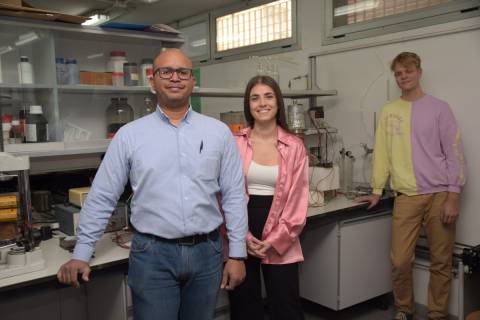 Los tres becarios en el Laboratorio de Hidrógeno y Pila de Combustible.