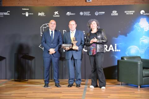 Miguel Martínez y Beatriz Miguel entregaron el premio de investigación a Francisco Cavas.