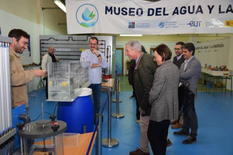 La presidenta de Mancomunidad de Canales del Taibilla observando uno de los elementos del museo.