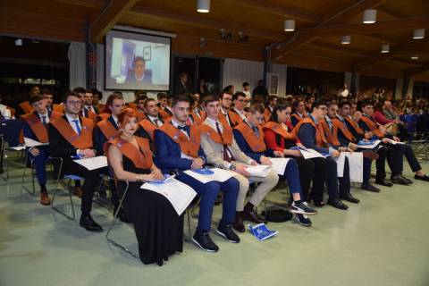 Estudiantes tras recibir su diploma durante el Acto de Graduación