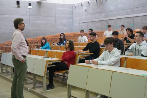 El director de la Escuela de Industriales, Patricio Franco, da la bienvenida a los estudiantes