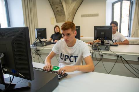 Estudiantes en un aula informática de la Escuela de Telecomunicación.