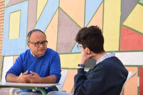 Víctor Hugo Escalona charlando con una estudiante en la UPCT.