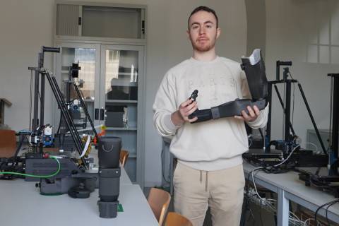 El ingeniero por la UPCT Alberto Martínez, en el aula de Industria 4.0, mostrando el brazo y el dedo que ha fabricado.