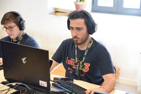 Participante de la Teleco Lan Party con una camiseta del evento