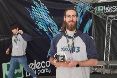 Iván Pardo, alumno de Diseño Industrial, posando con uno de los trofeos que ha creado.