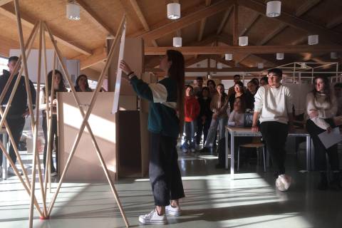 Estudiantes de Arquitectura mostrando sus creaciones para los expositores.