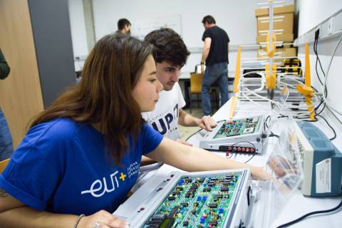 Estudiantes en un laboratorio de la Escuela de Telecomunicación.