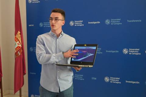 Jesús Cabezos mostrando la simulación que realizó para su TFG en la sala rectoral de la UPCT.