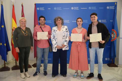 Los premiados junto a la rectora y la responsable de Igualdad.