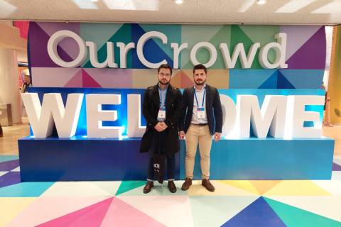 Beka Begiashvili y Víctor Campillo, ingenieros industriales por la UPCT, en un evento de financiación de startups al que asistieron en Israel.