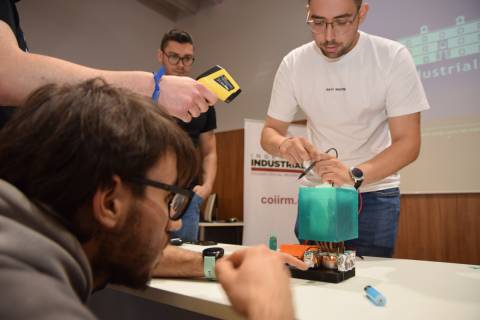 Estudiantes de UPCT Makers comprobando el rendimiento de su maqueta.