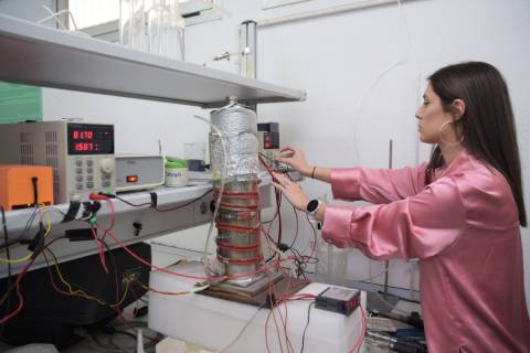 Una becaria de la Cátedra Soltec-UPCT en el Laboratorio de Hidrógeno y Pila de Combustible.