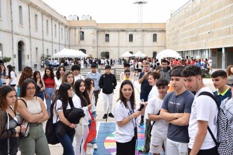 Preuniversitarios jugando a un trivial gigante en el Campus de la Ingeniería.