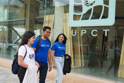 Estudiantes con camisetas UPCT y EUt+