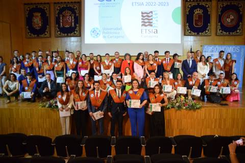 Estudiantes graduados junto a profesores y Rectora