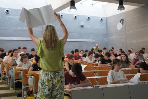 Estudiantes de 2º de Bachillerato realizan el examen de Lengua en un aula de la Escuela de Industriales