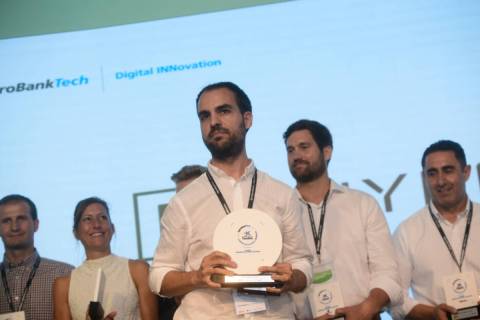 Rubén Martínez Sandoval, CTO de Biyectiva, recogiendo el premio.