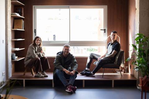 El egresado de la UPCT José María Mateo, en el centro, junto a su socia y el cliente de la obra Búnker. Fotografía de Miguel Ángel Santos.