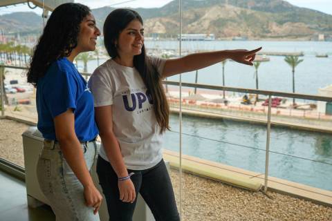 Dos alumnas de la UPCT en el Campus CIM.