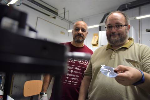 José Abad y Juan Francisco González con una muestra de un chip de silicio junto a un microscopio de fuerza.