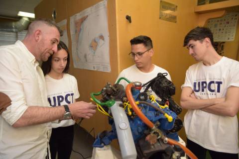 Alumnos de la UPCT en un módulo de docencia práctica de la Escuela de Navales.