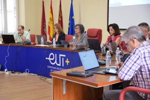 La rectora, presidiendo el Consejo de Gobierno de ayer.