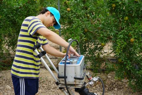 Un alumno realizando prácticas con los sensores en la finca de granados.