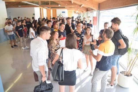 Imagen de archivo de estudiantes de la Facultad de Ciencias de la Empresa en el primer día de clases.