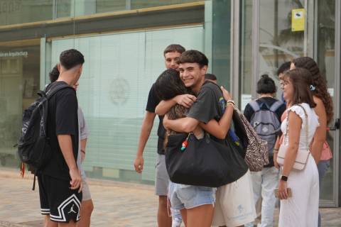 Reencuentro de estudiantes en el primer día de clases en el CIM.