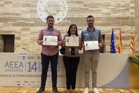 Jorge Luis Sánchez, Hayet Kerras y José Ángel Zabala con los diplomas con sus reconocimientos.