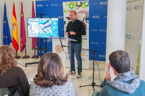 El ganador del año pasado explicando su tesis durante la final del concurso.