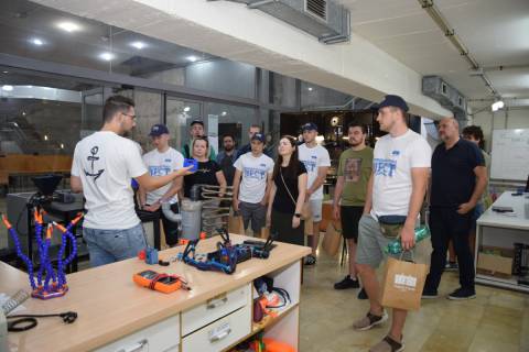 Adrián Vidal, presidente de UPCT Makers, explica a la delegación letona la actividad de la asociación.