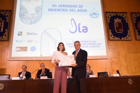 Alicia Ros recogiendo hoy el galardón.