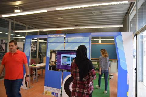 Investigadores y estudiantes de la Escuela de Telecomunicación probando el dispositivo.