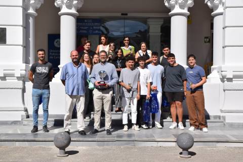 Campeones y subcampeones en las distintas disciplinas deportivas, junto al director de la ETSII y al vicerrector de Estudiantes.