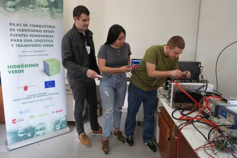 Tres investigadores que participaron en el desarrollo de una pila de combustible de hidrógeno en la UPCT.