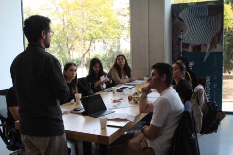 Estudiantes en un evento formativo sobre emprendimiento realizado en el espacio de coworking.