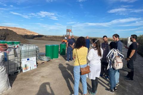 Asistentes a la visita a la planta de compostaje.