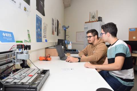 Álvaro Navarro y Dani Martínez en el espacio que la asociación IEEE UPCT tiene en el edificio ELDI.