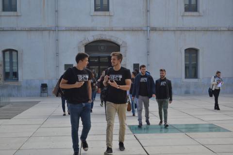 Estudiantes en la Escuela de Telecomunicación.