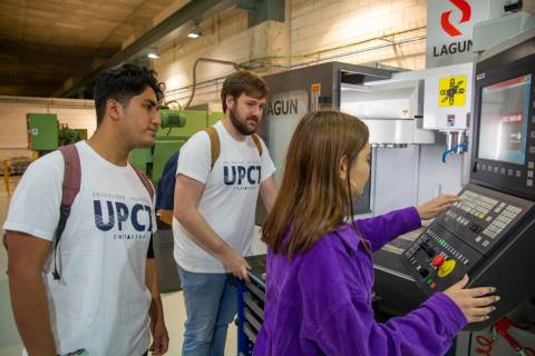 Estudiantes de la UPCT en el taller de Ingeniería Mecánica.