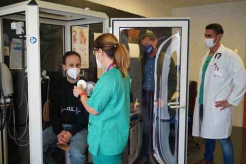 Bayo, con mascarilla UPCT, en una visita al Servicio de Neumología del Hospital de Elche donde se tomaron las muestras.