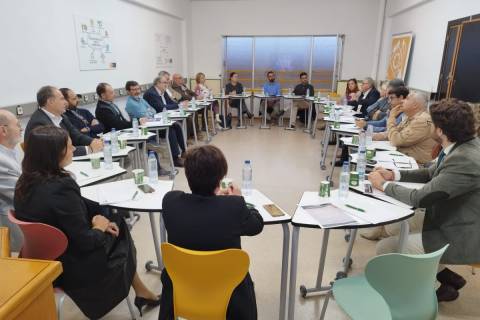 Briones, en el uso de la palabra, durante la mesa redonda.