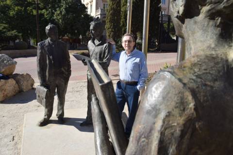 José Luis Vicens en la escultura de homenaje a los estudiantes.
