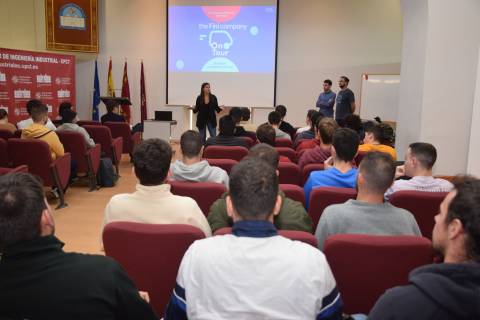 La responsable de Recursos Humanos junto a dos egresados de la UPCT durante el seminario de Fini.