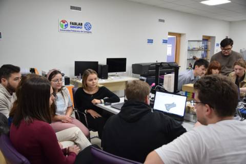 Algunos de los estudiantes del curso intensivo, esta mañana en el FabLab.