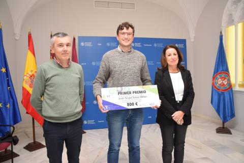 José Ángel Salas junto al director de la Escuela de Doctorado, Pedro Sánchez, y la vicerrectora de Investigación, Catalina Egea.