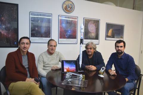 Los investigadores Toledo, Díaz, Pérez y Manjón junto a maquetas del satélite Euclid y del cohete que lo lanzó, y una imagen captada por el telescopio.