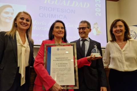 La profesora Amelia Guzmán, junto al presidente del Consejo General de Colegios Oficiales de Químicos de España.